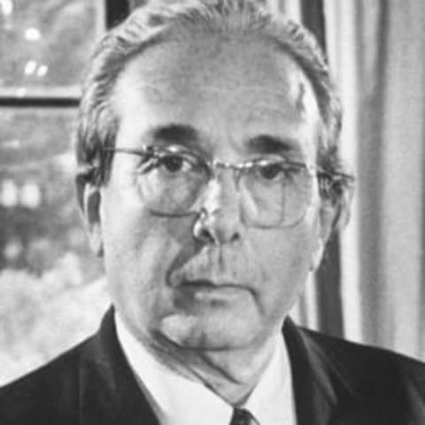 Leo Szilard patents the idea of nuclear chain reaction