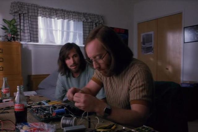 BILL GATES ( MICROSOFT ) Y STEVE JOBS ( APPLE )