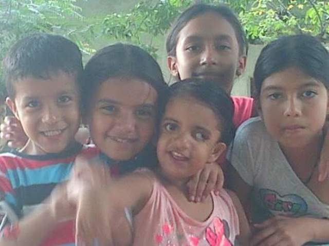 MIS PRIMAS Y HERMANO