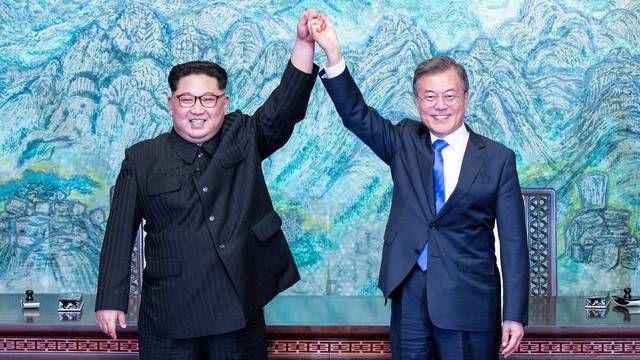 Kim Ju Un meet with South Korea president Moon Jae-in at boarder