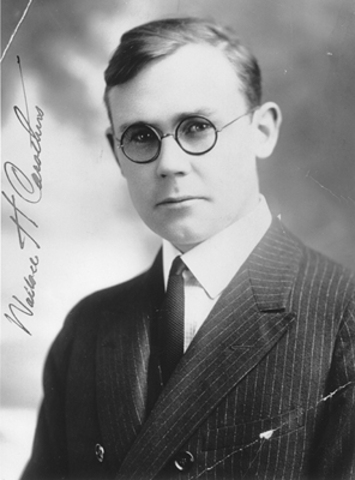 Wallace Carothers crea el Nylon.
