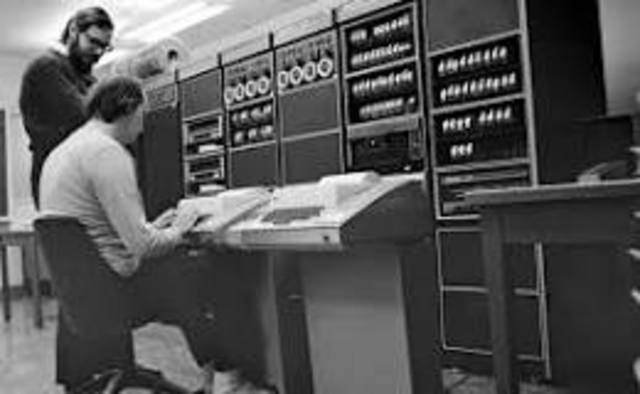 UNIX Ken Thompson, Dennis Ritchie o Rudd Canaday