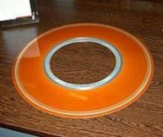 IBM inventa el disco flexible.