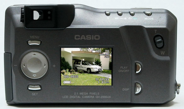 PRIMERA CÁMARA CON PANTALLA DE CRISTAL LIQUIDO