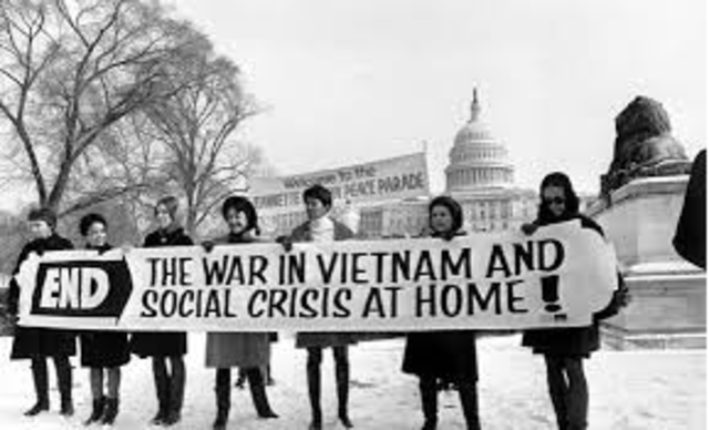 Terminó la guerra entre  Estados Unidos de Norteamérica y Vietnam, en done estos últimos eran apoyados por la URSS