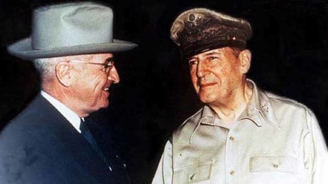 Truman destituye a MacArthur