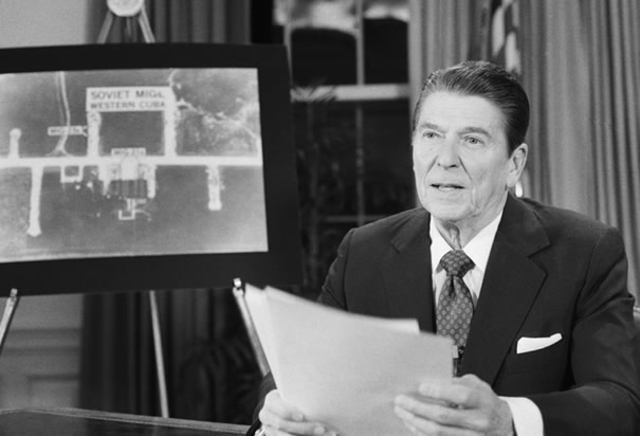 Reagan anuncia el lanzamiento de la Iniciativa de Defensa Estratégica (IDE)