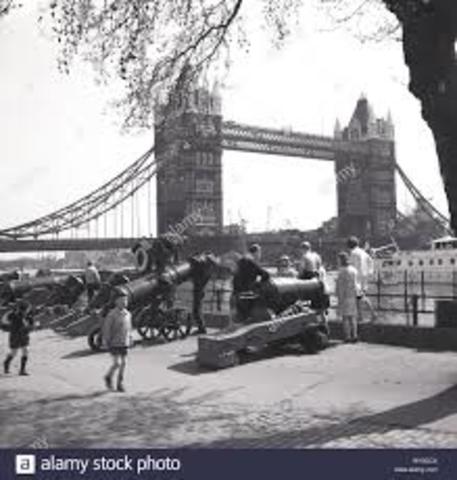 El Parlamento Inglés da la reglamentación de trabajo en fábricas que limita la jornada laboral y fija niveles mínimos para la higiene, la salud y la educación de los trabajadores