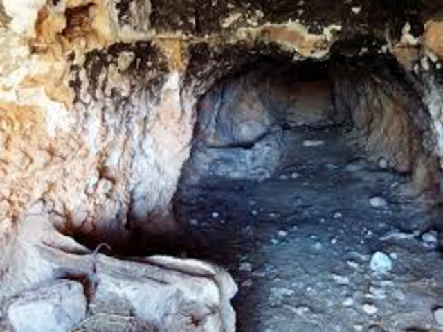 En las minas de cinabrio de Almadein, contrataron  medico y barbero.