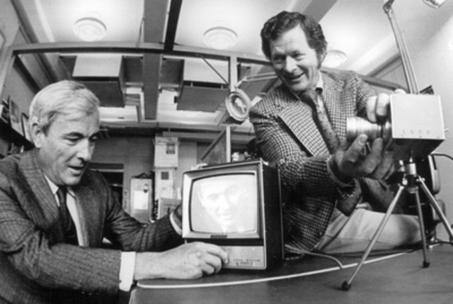 Willard Boyle y George Smith diseña la estructura básica del primer CCD