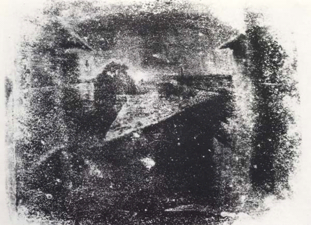 Joseoh - Nicéphore Niepce, Vista desde su ventana en Le Gras. 1827. heliografía, colección Gernsheim, Humanitics Rescarch center, University of Texas, Austin.