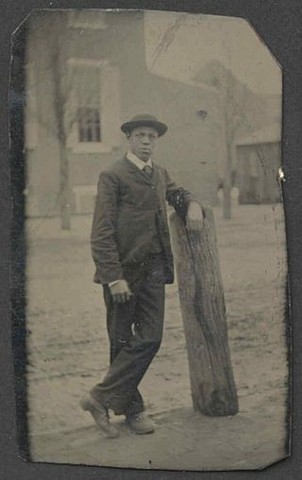 Ferrotipo: fue presentado en 1853.  Es una fotografía de un positivo directo sobre una hoja de metal,  se reproducían fotografías instantáneas en pocos minutos después de tomarlas.