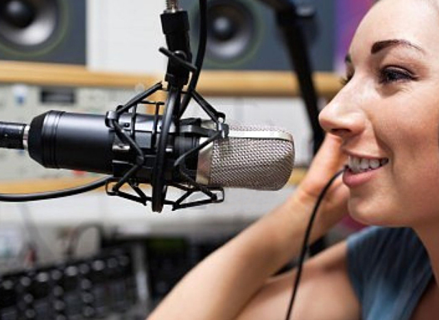 Bulova produce el primer spot comercial para radio, "Al tono, son las 8 PM, B-U-L-O-V-A hora Bulova"