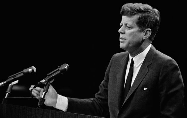 John F.Kennedy envía al congreso su carta magna con los 4 derechos del consumidor, formalizando el movimiento de protección al consumidor