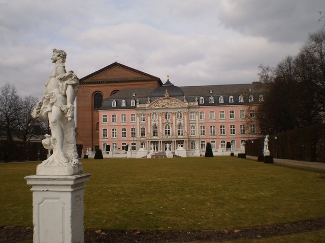 Inicia su formación en el Instituto de Treveris