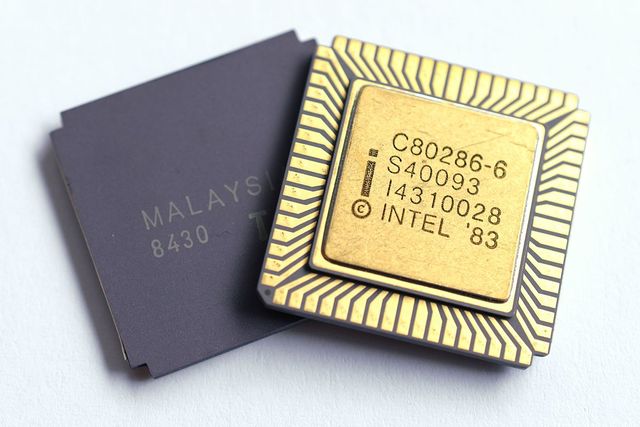 Microprocesador de 16 bits, de la familia x86