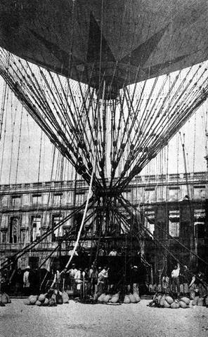 Primer vuelo controlado en Dirigible