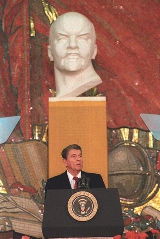 Asume Ronald Reagan como Presidente de EE.UU.