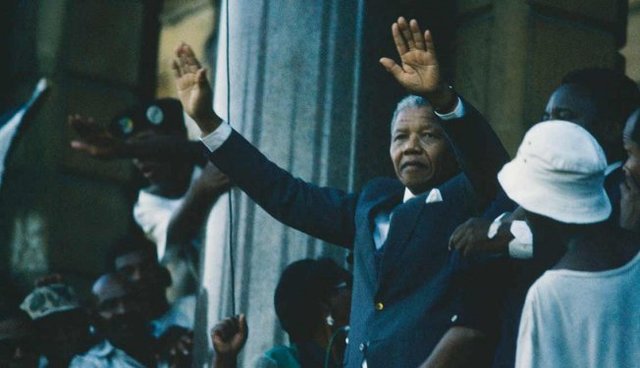Nelson Mandela, de prisionero a presidente de Sudáfrica.
