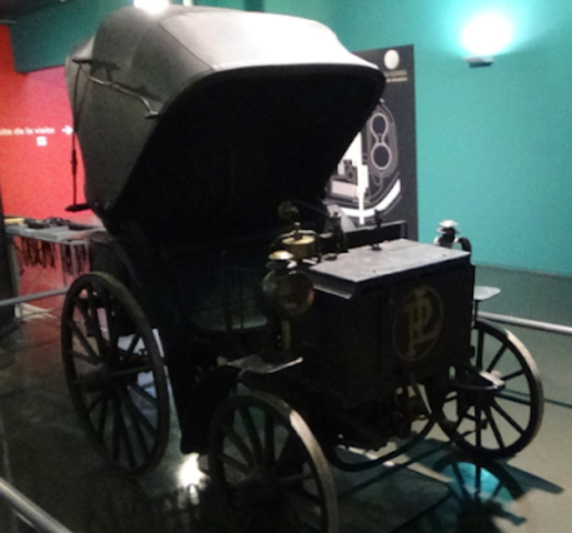 el motor se dispone en la parte delantera del vehículo, accionando las ruedas traseras