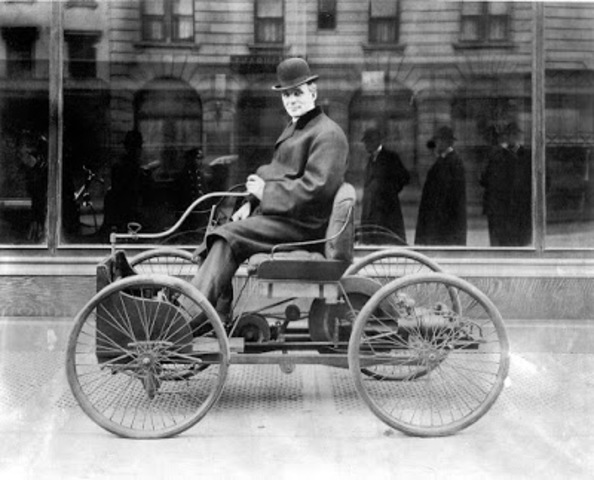 Henry Ford construye su primer vehículo a motor