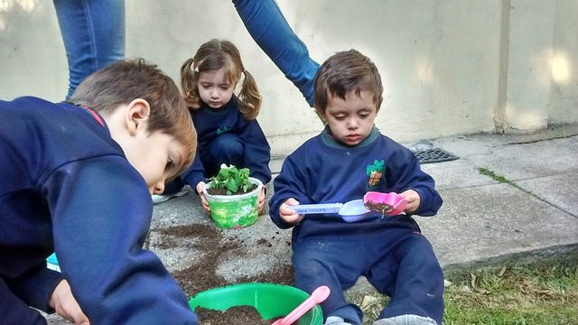 JHON DEWEY: Su pedagogía consistía en proporcionar a los niños “experiencias de primera mano”