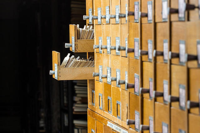 Biblioteca tradicional con colecciones impresas