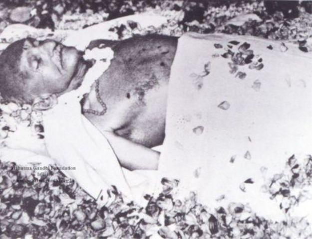 Gandhi wird von einem Fanatiker erschossen