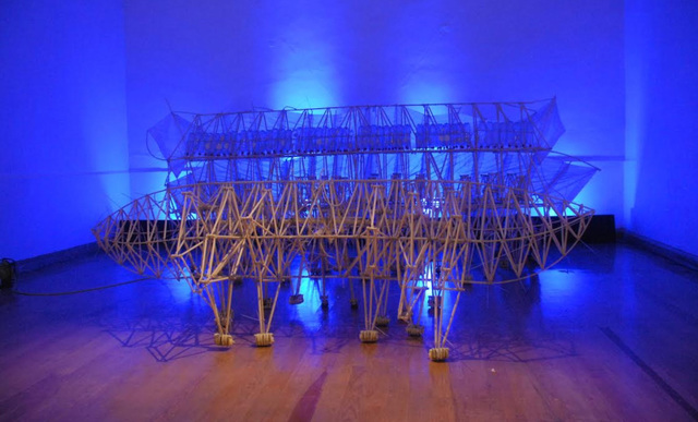 Exposición: Asombrosas Criaturas. Artista: Theo Jansen.