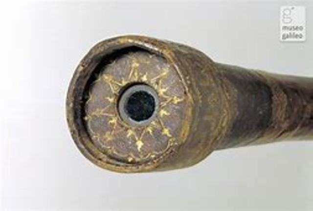 Aristoteles realiza el primer telescopio