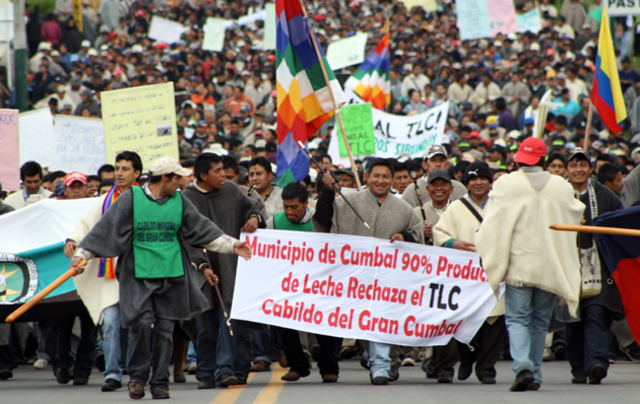 centenares de indígenas se congregan para protestar en contra del TLC con Estados Unidos y de la reelección de Álvaro Uribe.