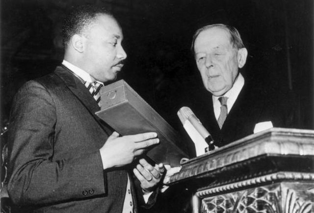 Martin Luther King erhält den Friedensnobelpreis
