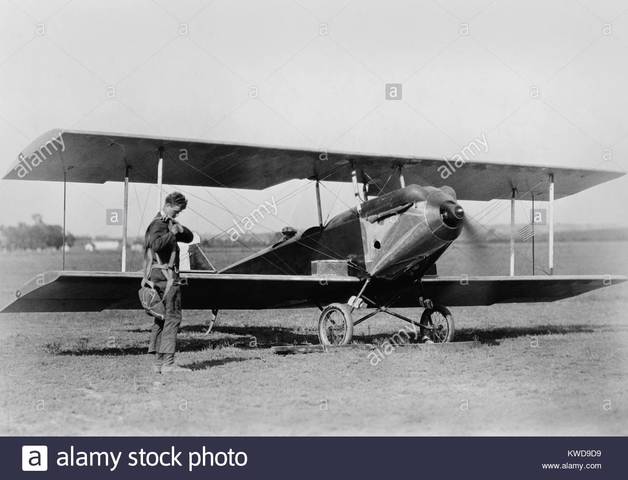 1927 CCharles Lindbergh cumple un vuelo sin escalas y solitario entre Nueva York y Paris