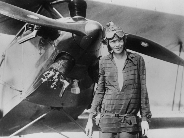 Amelia Earhart atraviesa el Atlántico en vuelo solitario