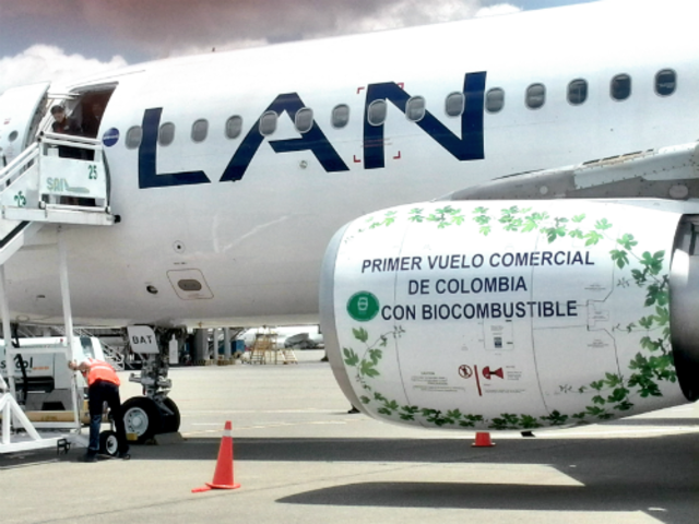 Primer vuelo comercial con biocombustible