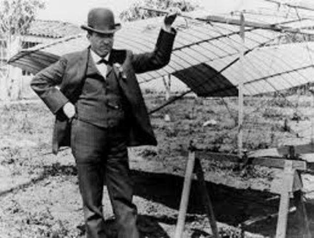 John Joseph voló en su máquina.