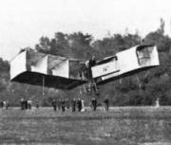 Santos Dumont vuela su 14bis frente a la multitud.