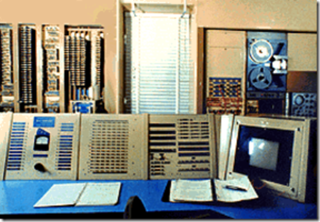 Investigadores del MIT construyen el TX-0