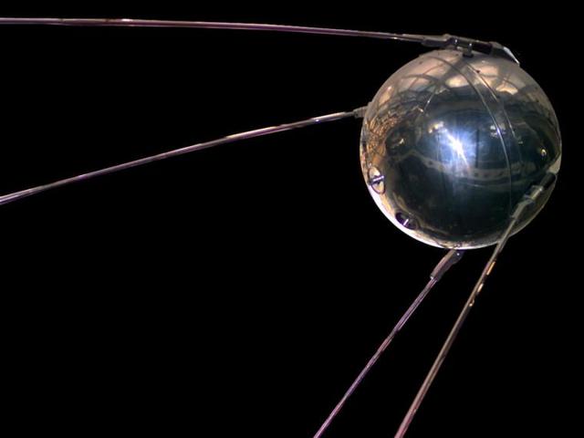 Se lanza la primera nave espacial orbital.