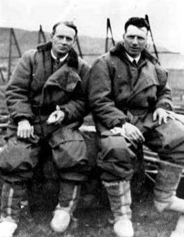 Los británicos Alcock y Whitten-Brown cruzan el Atlántico.