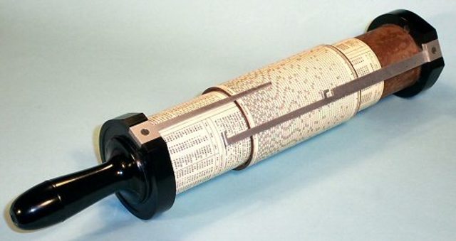 la primera regla deslizante fue inventada por el del matemático inglés William Oughtred.