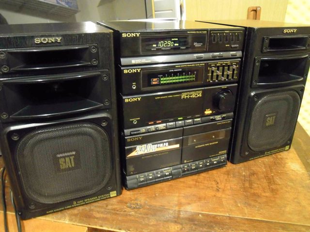 Por primera vez puse un casette en el minicomponente para oír música, en la casa de mi abuela.