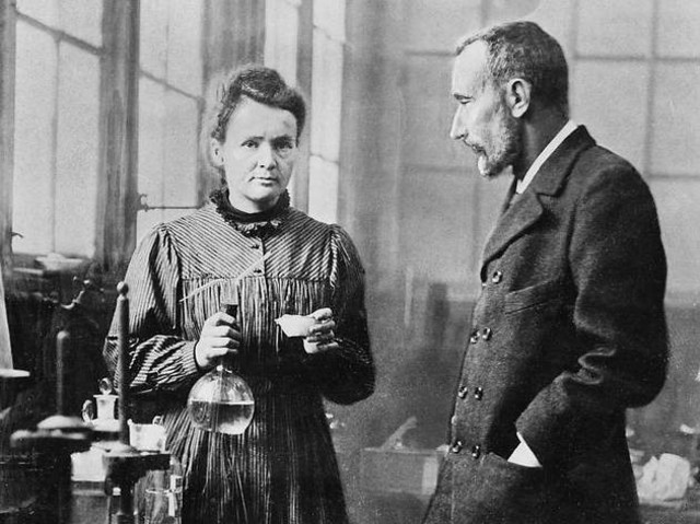 Marie Curie y su esposo logran aislar el Radio.