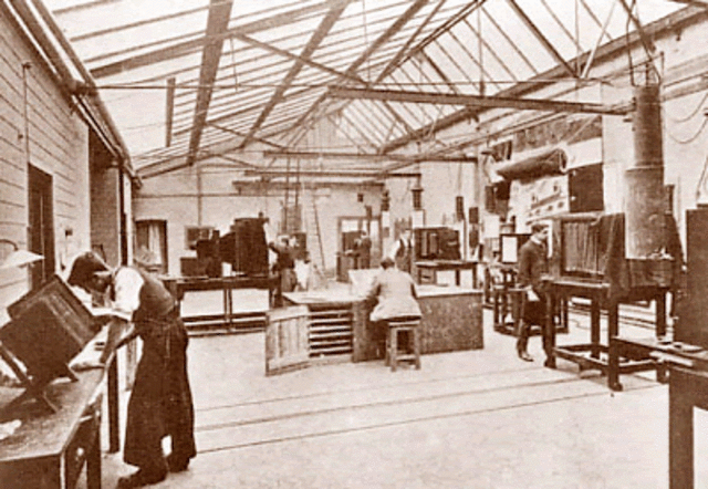 Inventa Firmin Gillot el proceso de fotograbado en relieve, permitiendo imprimir múltiples copias en papel