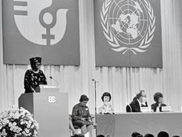 Celebracion de la I conferencia Internacional de mujeres socialistas, bajo la comunista alemana Clara Zetkin