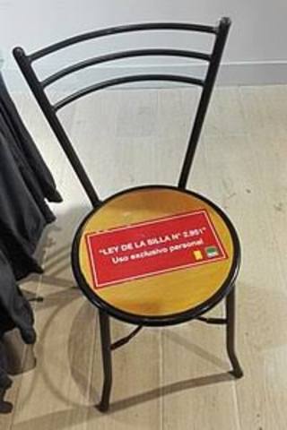 España surge la denominada "Ley de la Silla" consistia en equipar los ambientes donde trabajaran las mujeres