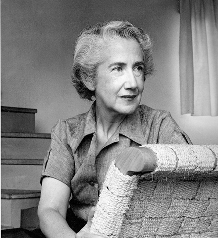 Clara Porset organiza en Bellas Artes la primera exposición de diseño en America Latina.