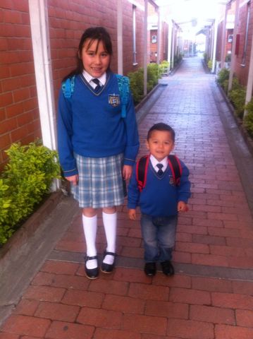 Juntos, con mi hermano, en el colegio
