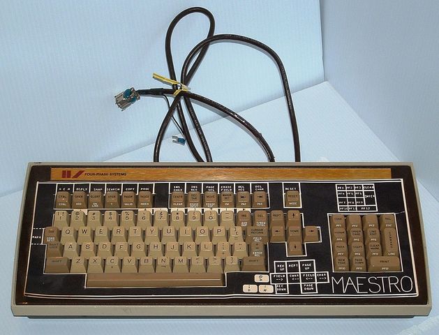 Se crea el primer IDE