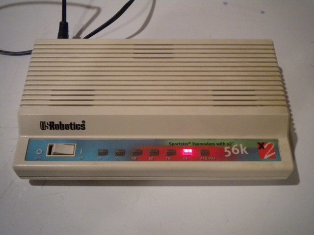 USRobotics introduce la tecnología X2 para modems, con velocidades de 56 Kbps